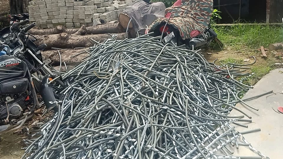 Police arrested thieves who stole OHE wire from railway track in bareilly