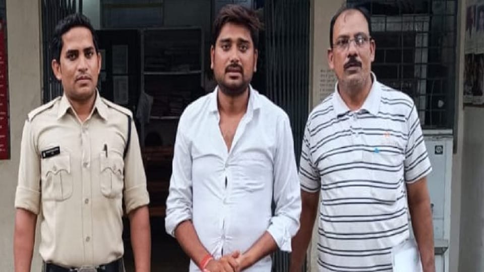 पुलिस की गिरफ्त में आरोपी