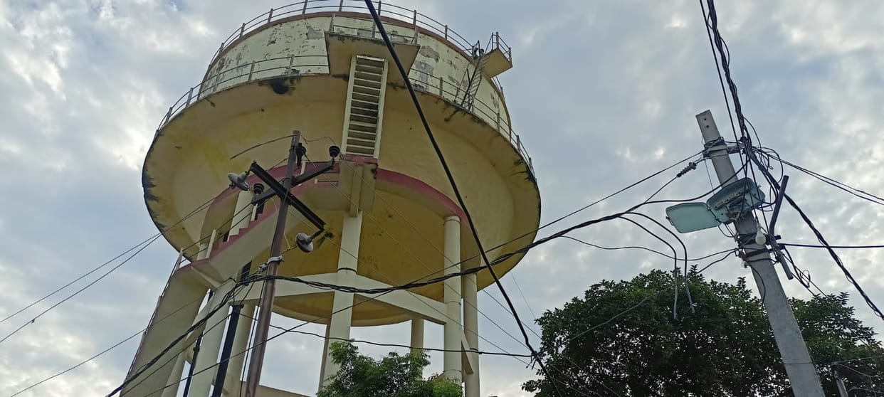 Threatening to commit suicide by climbing on water tank in up