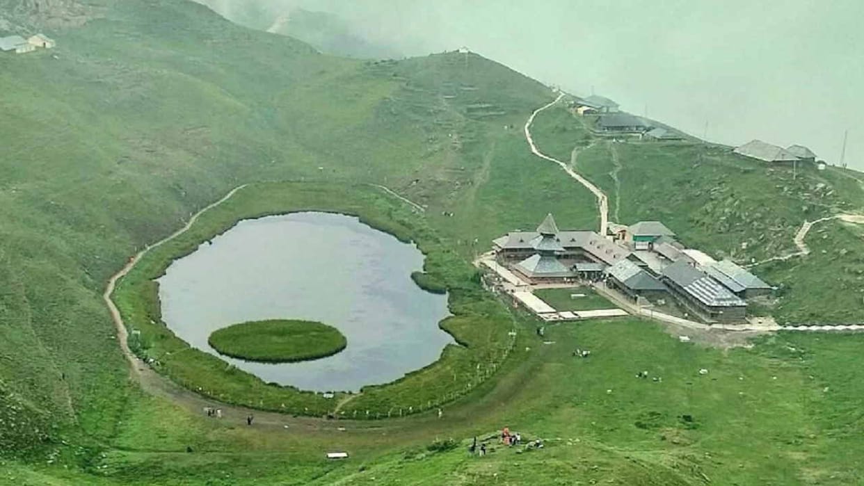 Himachal: land block keeps floating in Parashar Lake at a height of nine thousand feet, the mind gets thrilled