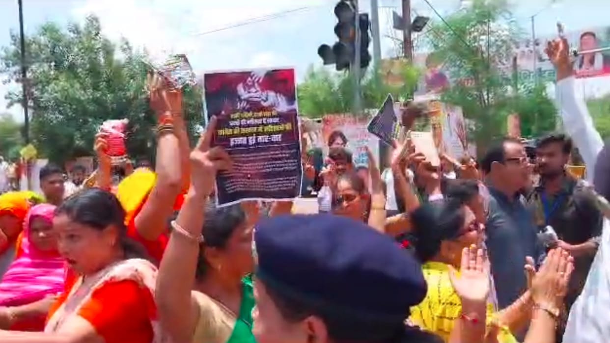 Women Raise Slogans Against Priyanka Gandhi In Gwalior, Showed Pamphlets at Laxmibai Samadhi