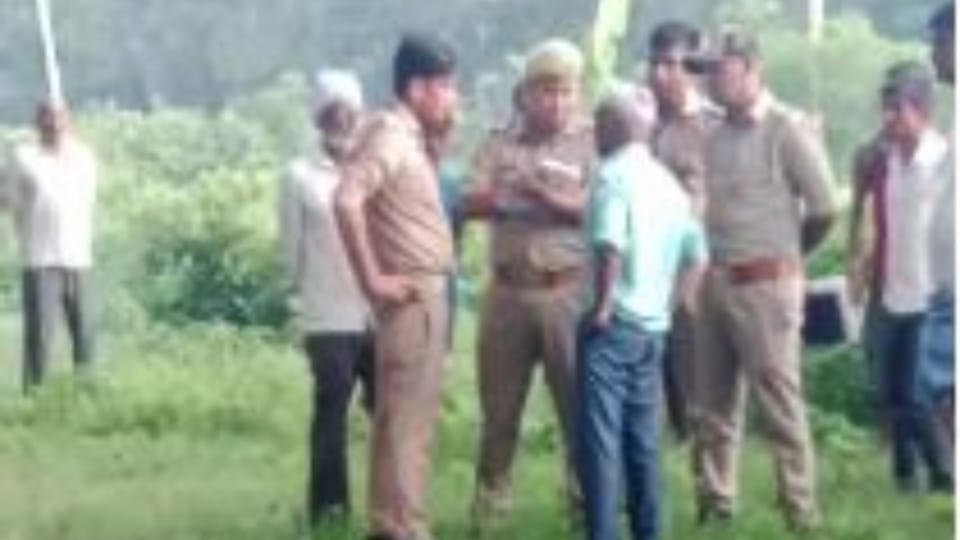 young man dead body found hanging on a tree in pilibhit