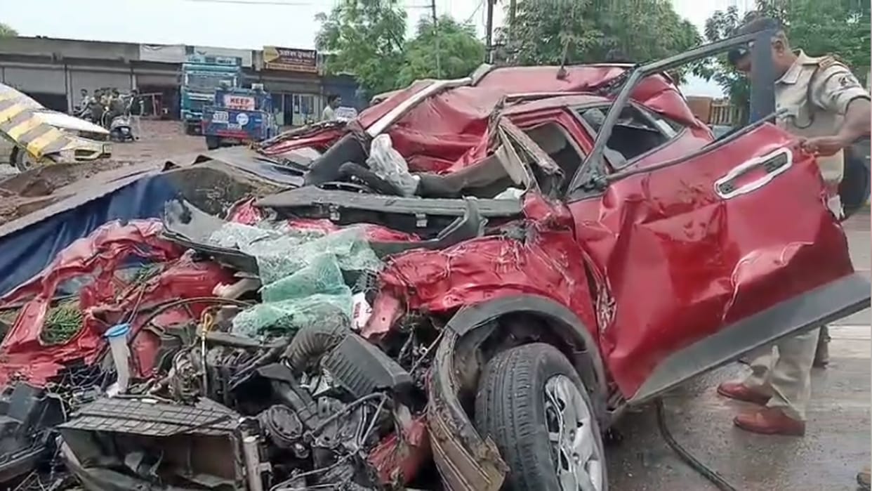 Speeding truck collided with car three injured in Rajnandgaon