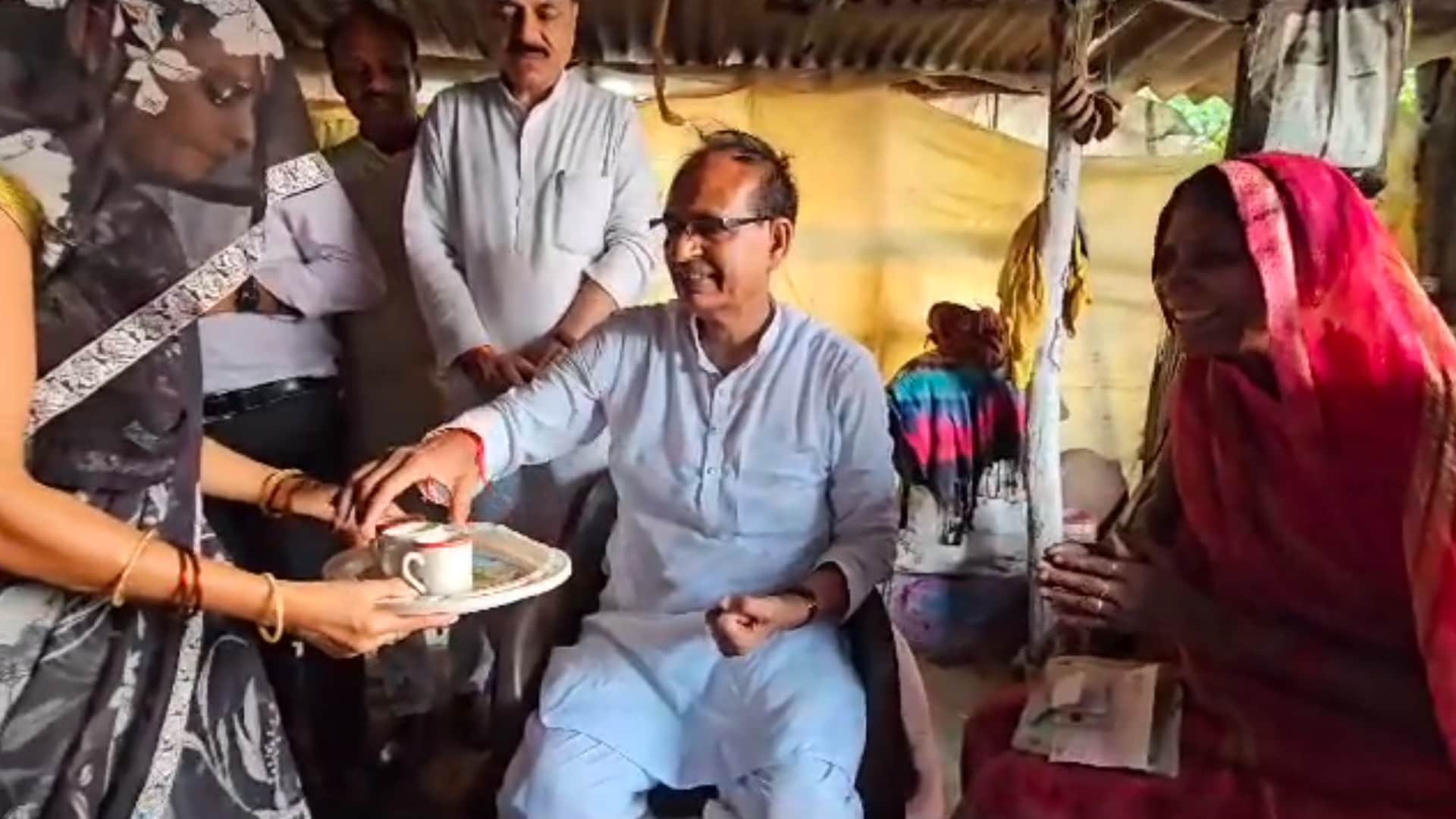 सीएम ने ललिताबाई के घर पहुंचकर चाय पी।