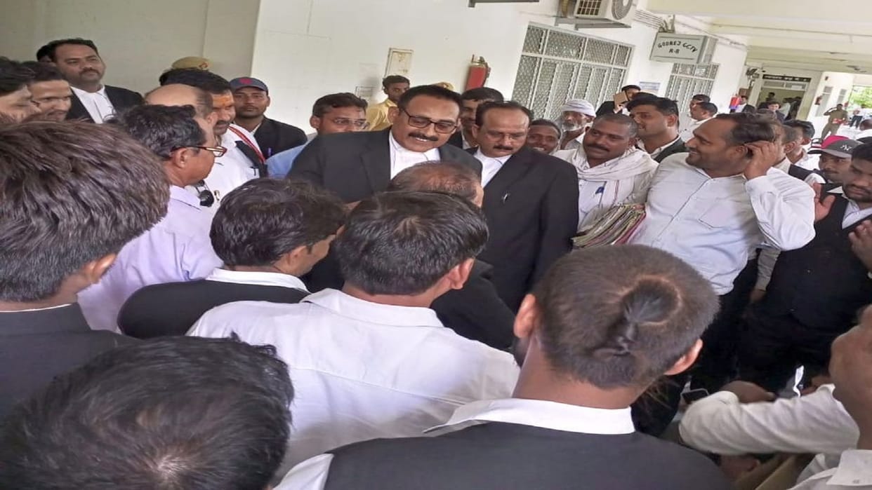 police picked up the murderer who came to surrender from the court room, left him beaten after protests by the