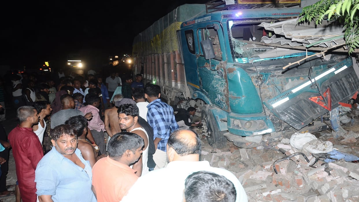 Uncontrollable truck entered the house, brother-in-law and sister-in-law died, many relatives buri