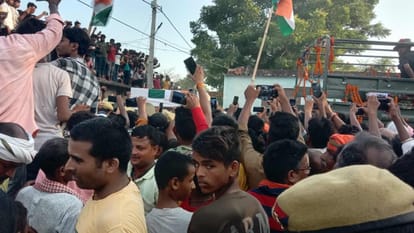 Dead body of Siachen martyr Captain Anshuman Singh left for Deoria