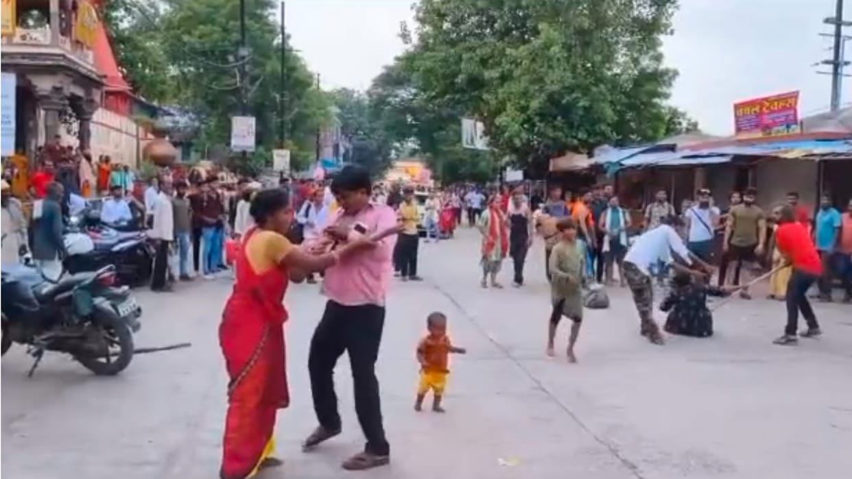 Ujjain: The devotees who were shopping were harassed by begging, the shopkeepers beat two women with sticks
