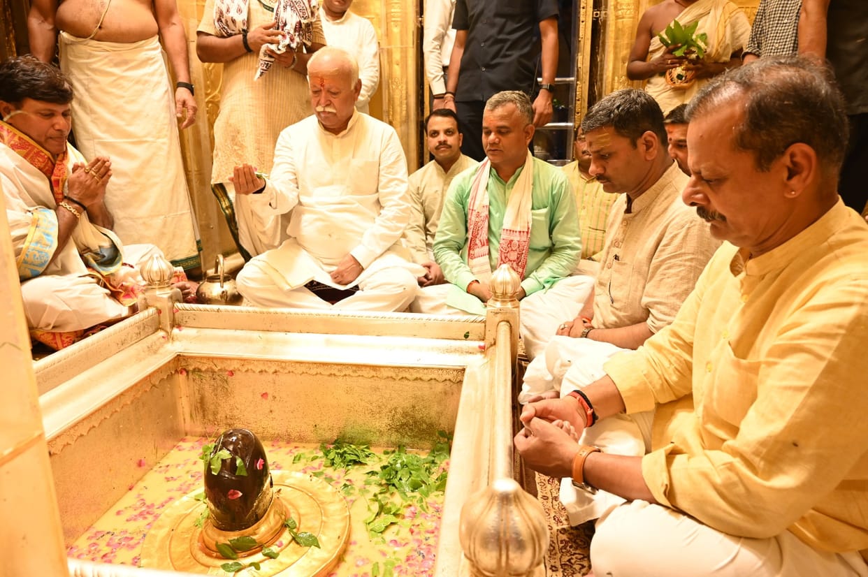 RSS chief Mohan Bhagwat roamed in streets of varanasi worship Kalbhairav and Baba Vishwanath