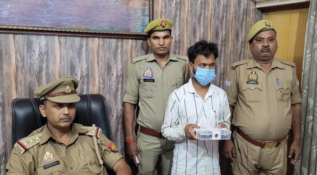 police arrested youth who used to blackmail girls by posing as fake officer of cyber cell
