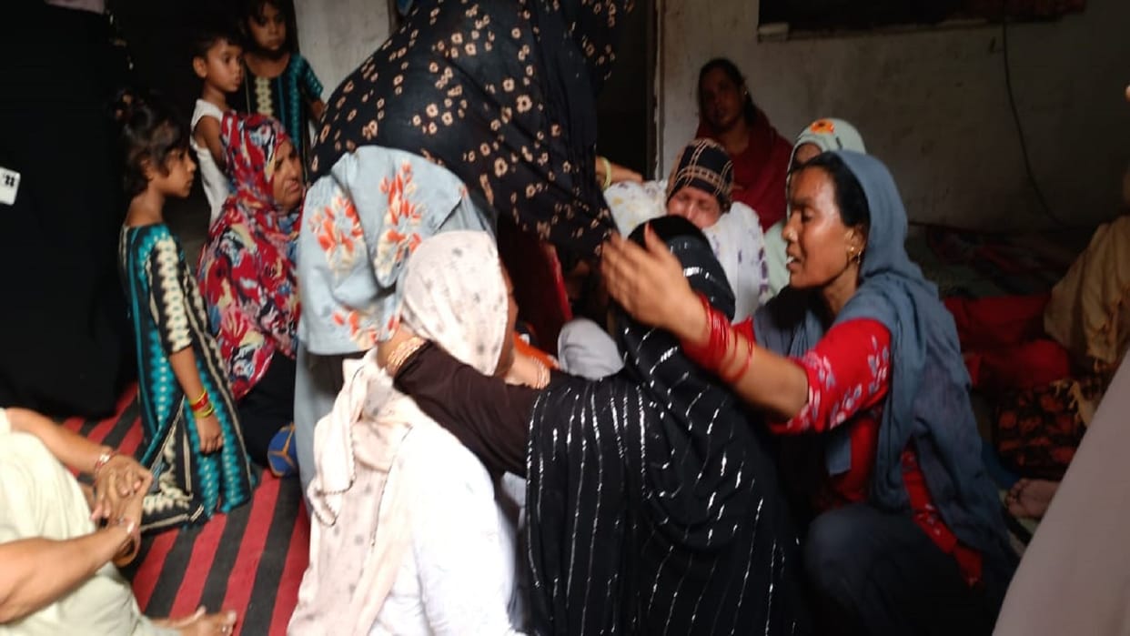 three person died of a family due to falling of high tension wire in budaun