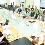 श्रीनगर में अधिकारियों के साथ बैठक करते एलजी मनोज सिन्हा