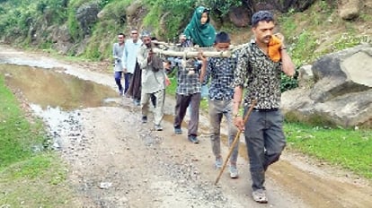 जम्मू-कश्मीर: चिनैनी में गर्भवती को पालकी में उठाकर दो घंटे पैदल चले ग्रामीण, फिर एंबुलेंस से पहुंचाया अस्पताल Jammu Kashmir: Villagers walked for two hours carrying a pregnant woman palanquin in Chinaini