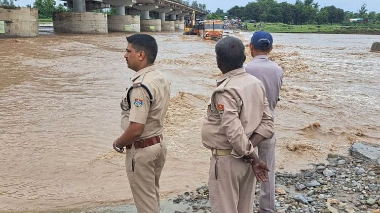 Uttarakhand Weather News heavy rain UP Roadways bus stuck in flood in Haridwar