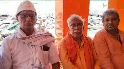 Varanasi: बनारस के घाटों पर टीका चंदन लाने वालों की भरमार, तीर्थ पुरोहितों ने प्रशासन से की हटाने की मांग ghats of Banaras are full those who do tika chandan tirth purohit demand action
