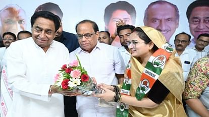 MP Politics: दमोह जिला पंचायत उपाध्यक्ष ने पति-समर्थकों संग ली कांग्रेस की सदस्यता, चुनाव में करेंगे दावेदारी MP Politics Damoh District Panchayat Vice President took Congress membership with husband and supporters