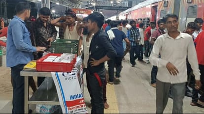 Railway : प्रयागराज जंक्शन समेत पांच स्टेशनों पर मिलने लगा 20 रुपये वाला खाना, लगाए गए दो-दो स्टाल Rs 20 food available at five stations including Prayagraj Junction, two stalls set up