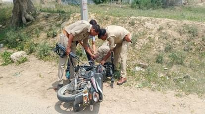 Hathras News: प्रधानाचार्य की चलती कार पर फेंका पत्थर, जाट लिखी बाइक छोड़ भागे हमलावर Stone thrown at Principal moving car