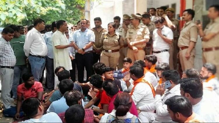 UP: कांवड़ियों की तुलना आतंकियों से कर फंसीं CO दीपशिखा, भड़के हिंदू संगठन, 400 कार्यकर्ताओं ने घेरा दफ्तर