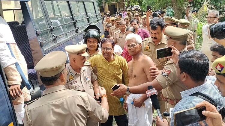 Photos:सर्व सेवा संघ परिसर को पुलिस ने कराया खाली, गांधी-जेपी की विरासत पर  अब बुलडोजर चलाने की तैयारी - Sarva Seva Sangh Premises Vacated By Varanasi  Police Run Bulldozers On ...