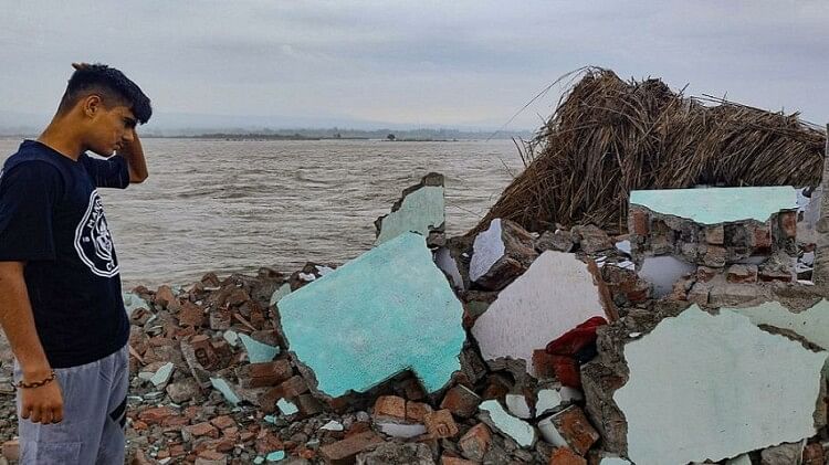 Jammu Kashmir: डोडा में बादल फटने से सड़क बही, भूस्खलन ने अमरनाथ यात्रियों का काफिला रोका, कश्मीर में बर्फबारी