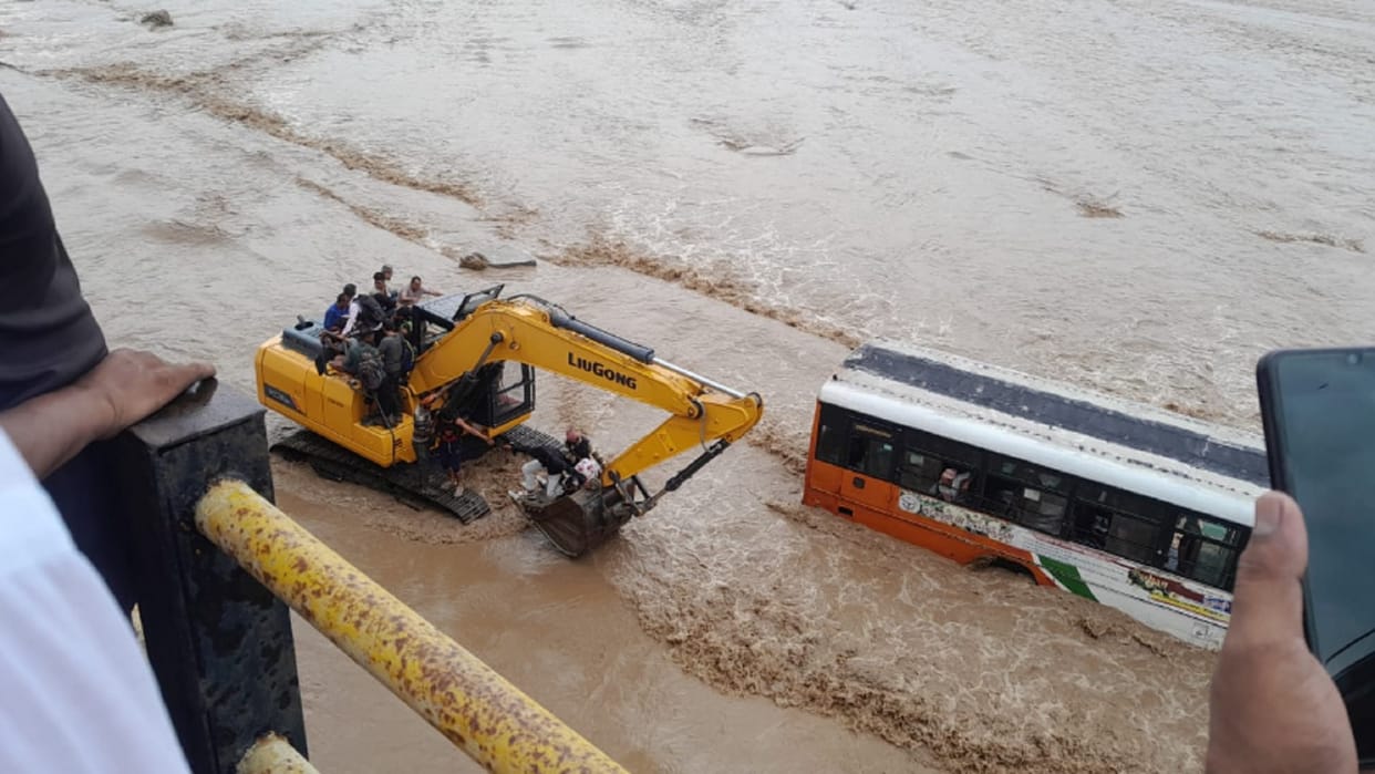 Bijnor Flood News: UP Roadways Bus Stuck Kota Wali River Passengers Rescued by JCB
