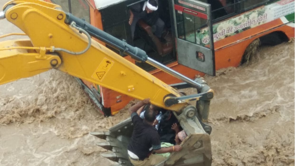 Bijnor Flood News: 70 passengers had fear from death after roadways bus got stuck in kotwali river, see photos