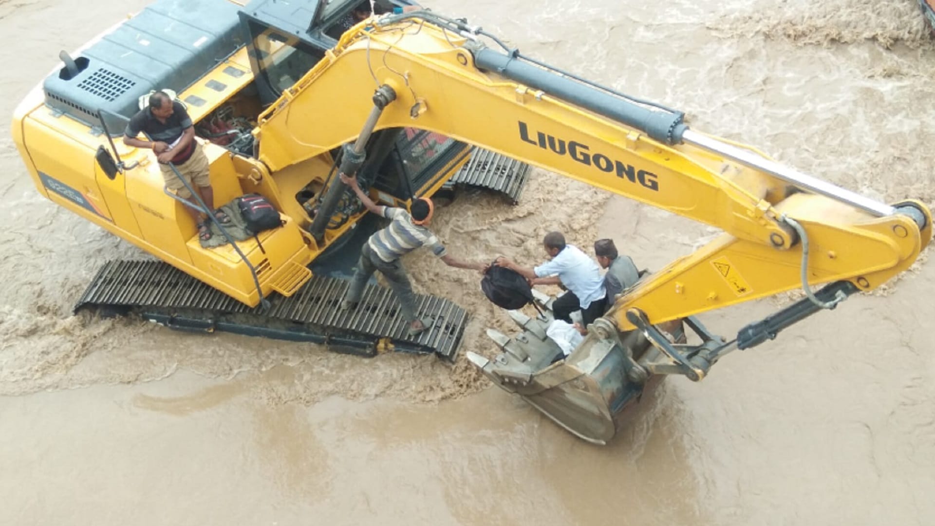 Bijnor Flood News: 70 passengers had fear from death after roadways bus got stuck in kotwali river, see photos