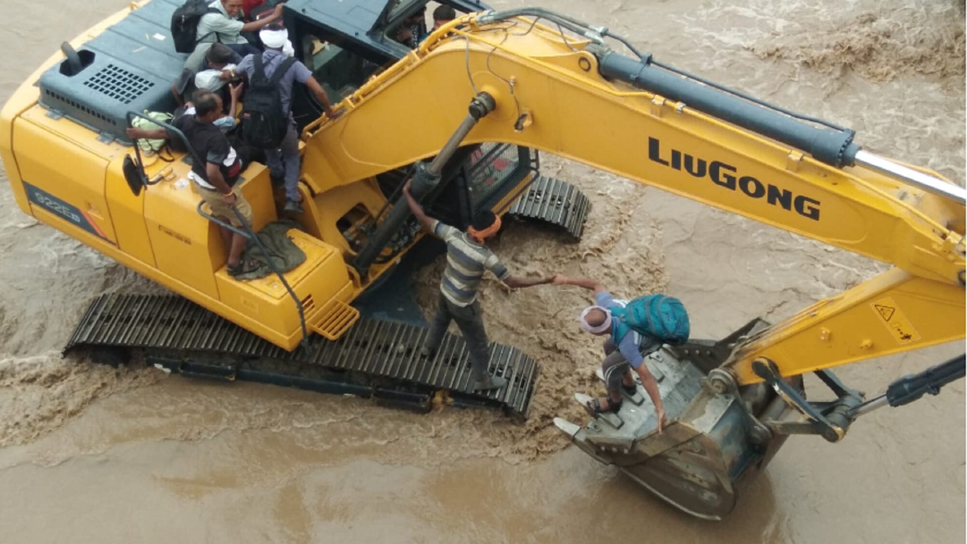 Bijnor Flood News: 70 passengers had fear from death after roadways bus got stuck in kotwali river, see photos