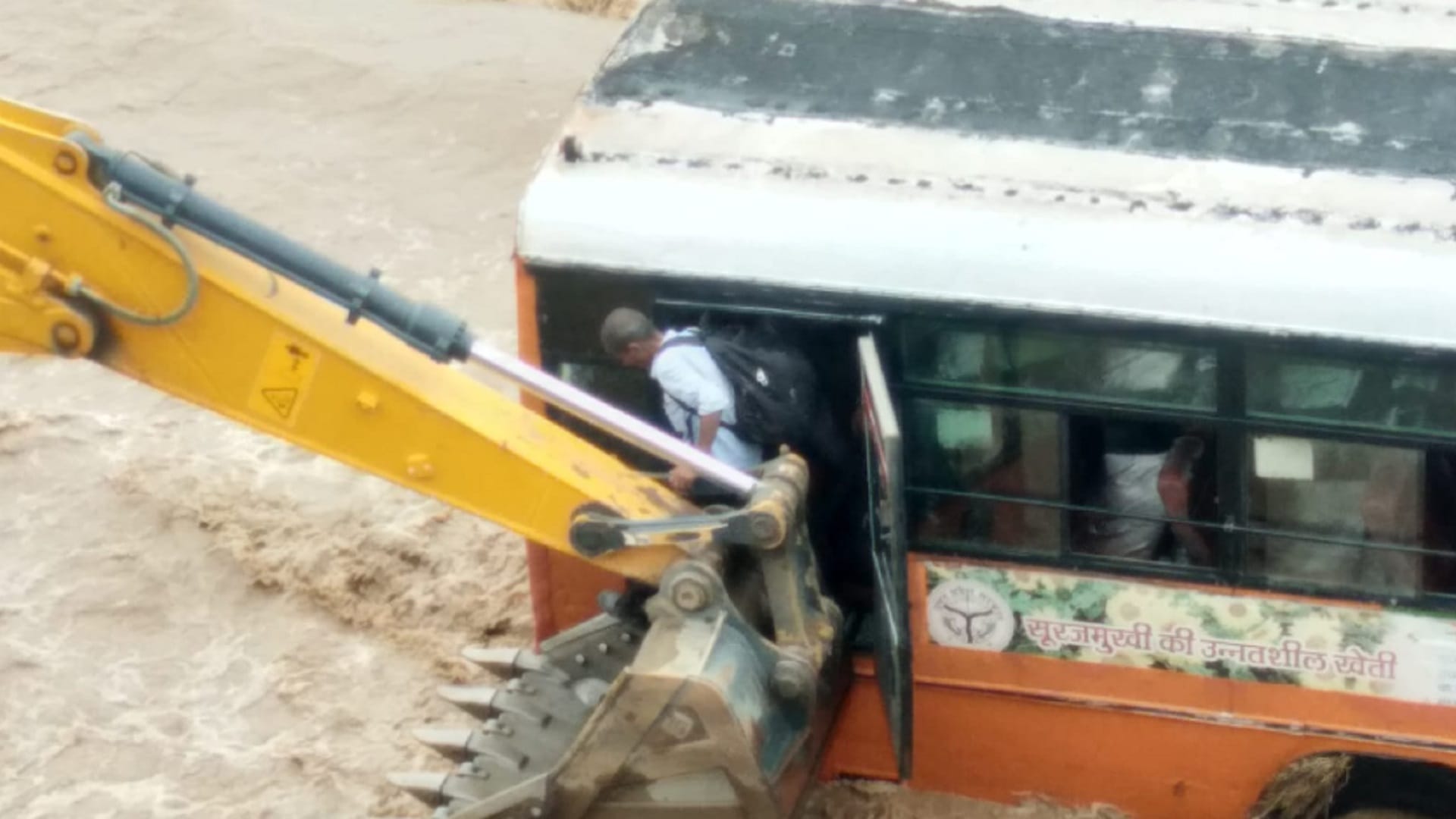 Bijnor Flood News: 70 passengers had fear from death after roadways bus got stuck in kotwali river, see photos