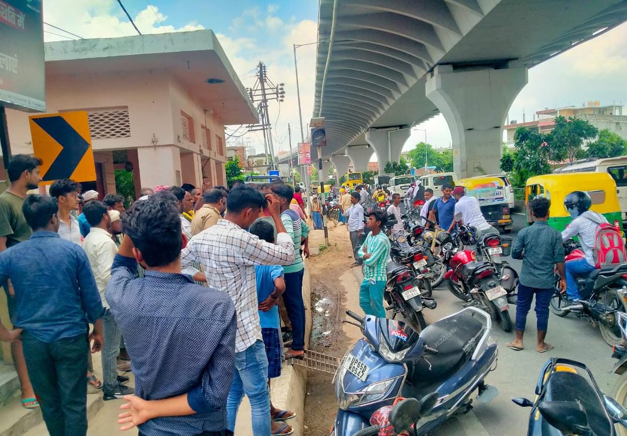 Varanasi Accident: A person died due to a speeding vehicle, angry relatives created a ruckus