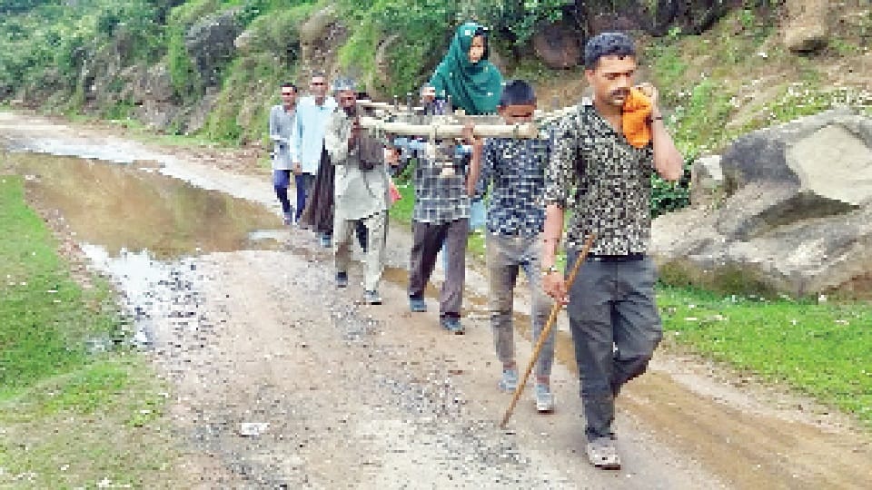 Jammu Kashmir: Villagers walked for two hours carrying a pregnant woman palanquin in Chinaini