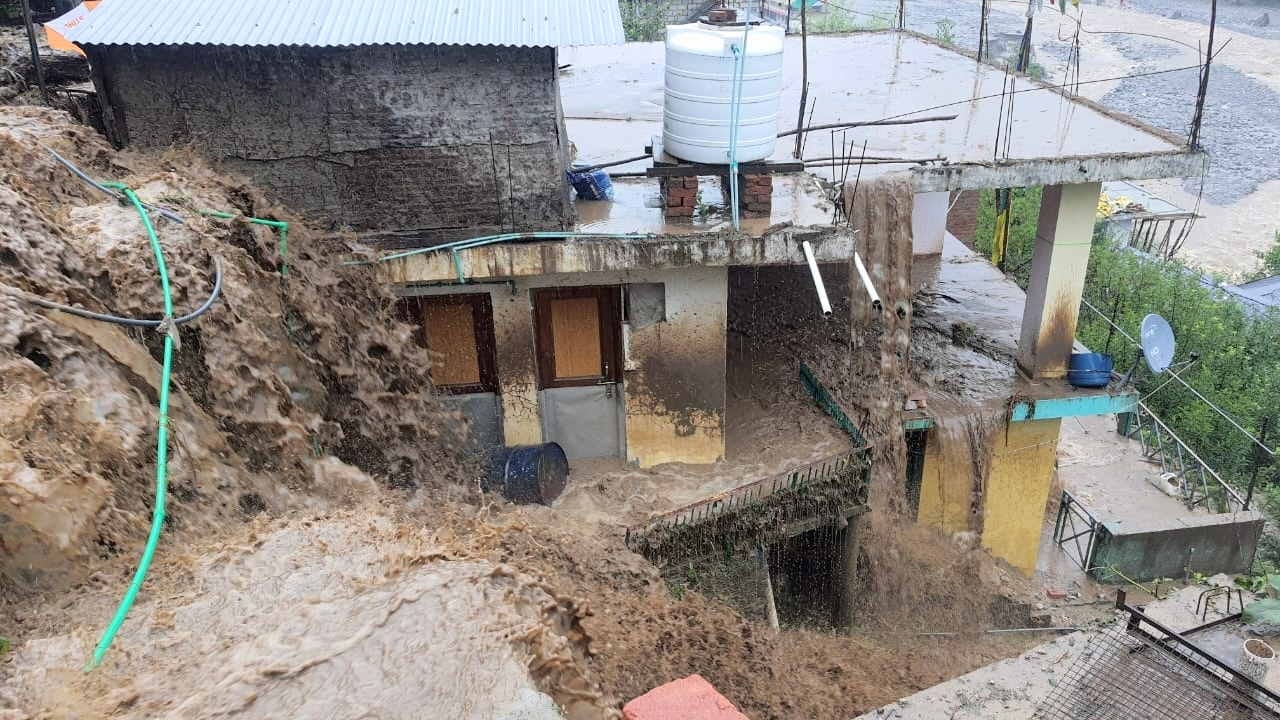 Himachal Weather rains: Cloud burst at two places, Grandfather-mother and grandson swept away with Dhaba, coup