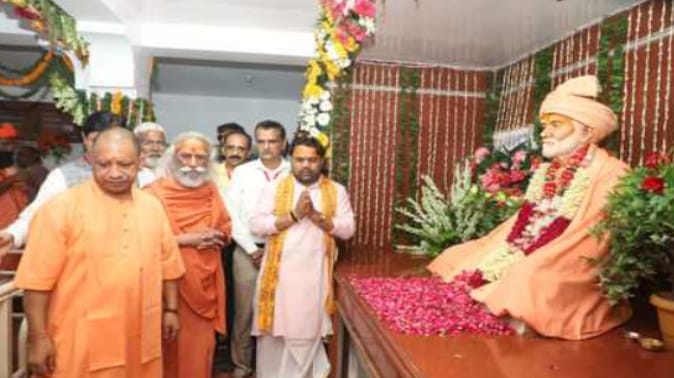 CM Yogi performs aarti by circumambulating the banyan tree in Muzaffarnagar, Ganges water came in Solani,