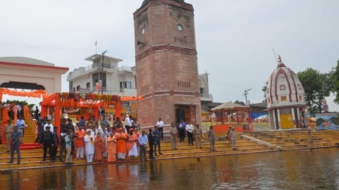 CM Yogi performs aarti by circumambulating the banyan tree in Muzaffarnagar, Ganges water came in Solani,