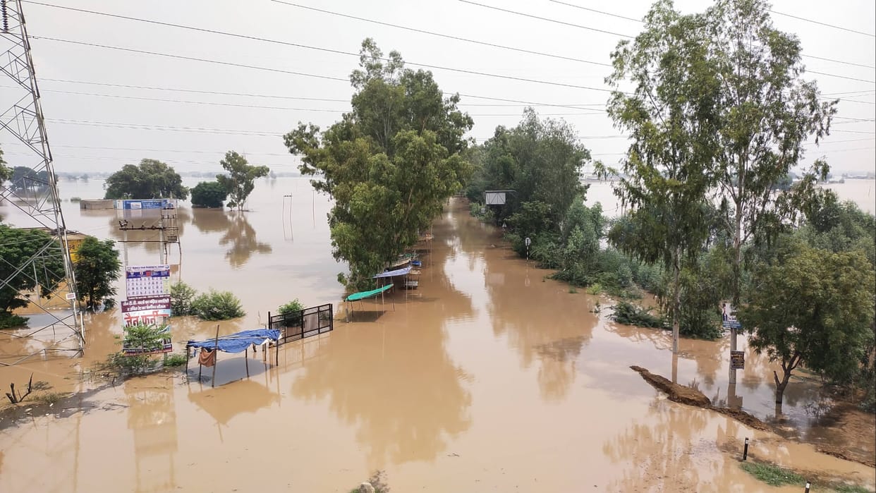Efforts are being made to save the city Sirsa and Fatehabad from floods