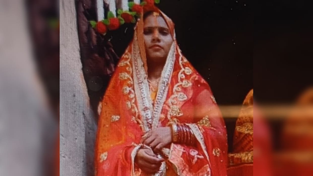 Fed up with husband's illegal relationship in Arrah, wife jumped in front of train with children