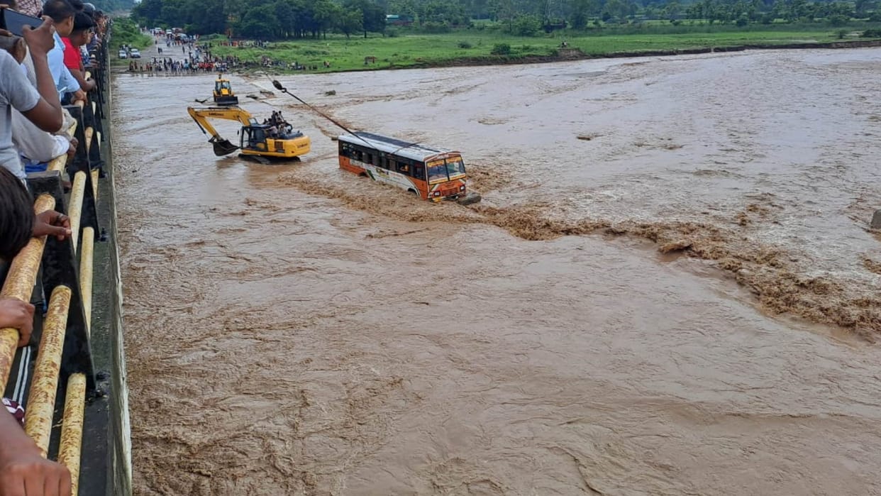 Uttarakhand Weather News heavy rain UP Roadways bus stuck in flood in Haridwar