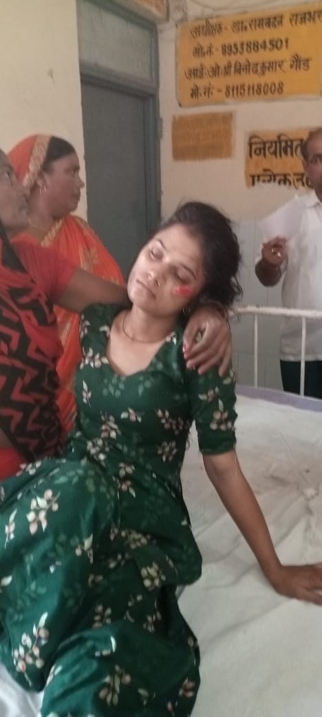 Mau Accident: Uncontrollable ambulance hit two pedestrians, one died, girl serious
