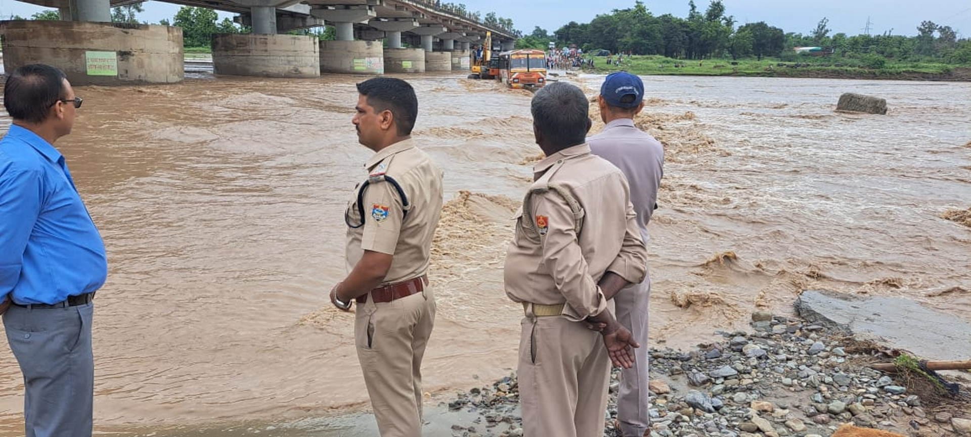 Uttarakhand Weather News heavy rain UP Roadways bus stuck in flood in Haridwar