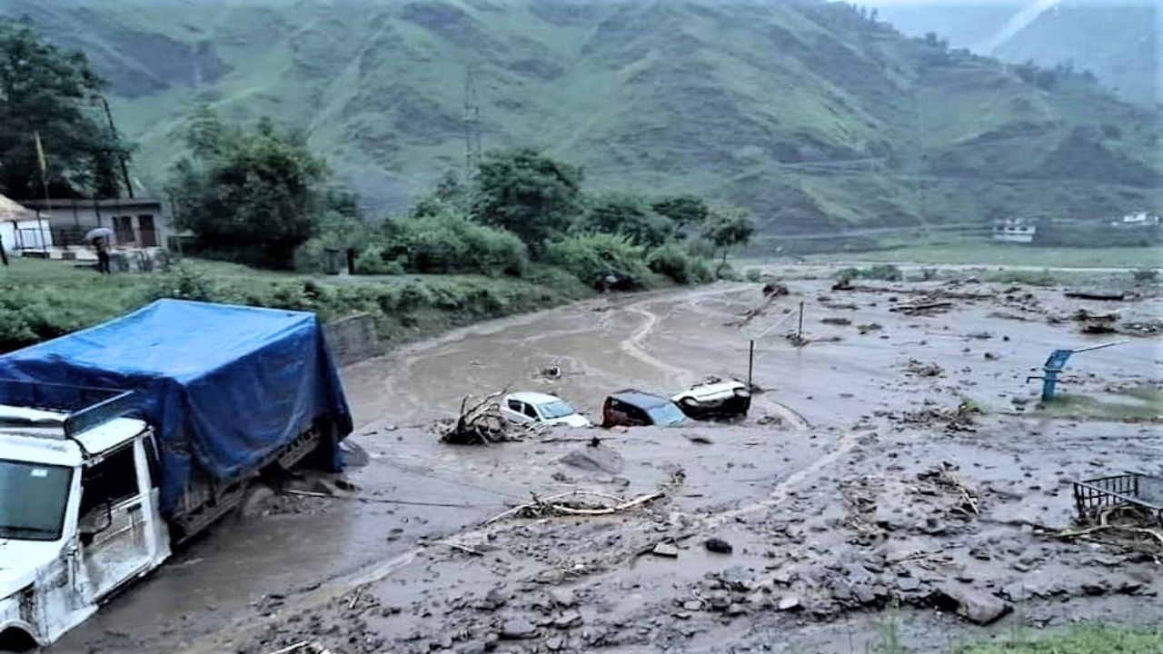 बादल फटने से तबाही।