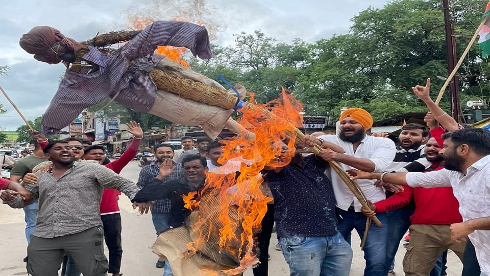 Youth Congressmen burnt PM Modi effigy over Manipur violence in Jagdalpur