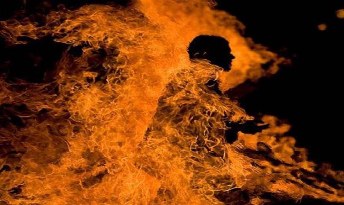 Youth sets himself on fire in front of police station, policemen save him with blanket, Ursla referred in crit