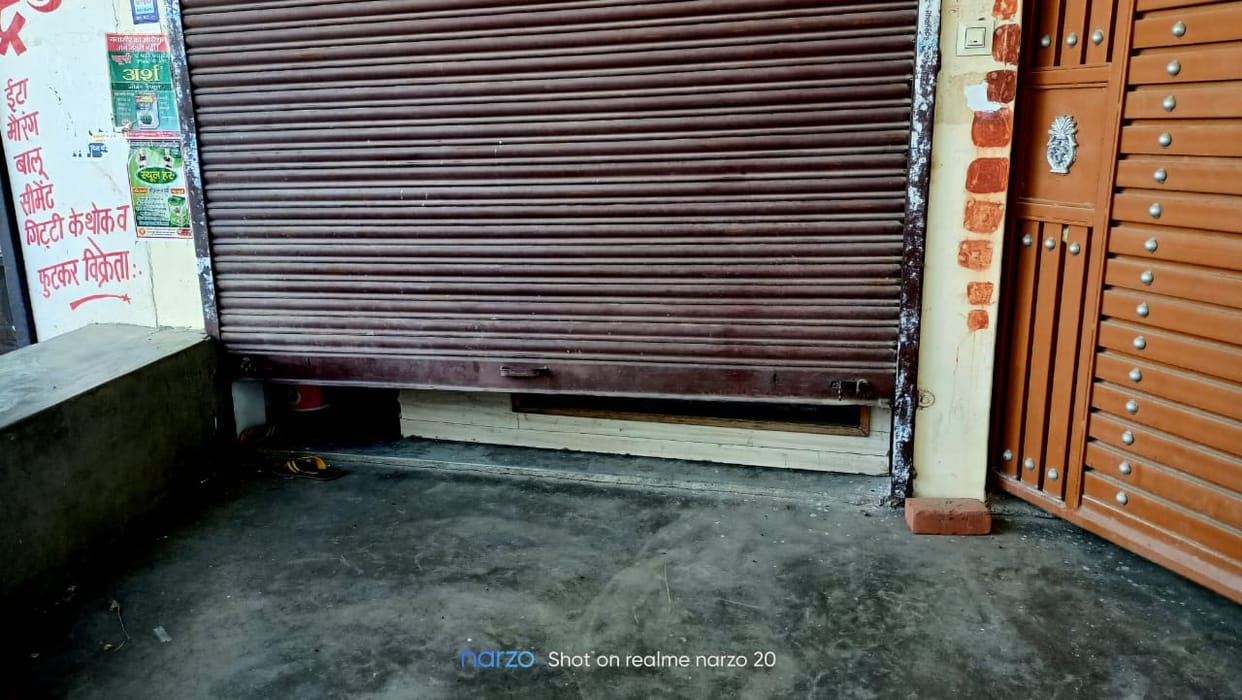 Theft in six shops in a single night in Chakeri police station area, station in charge said the suspects are b