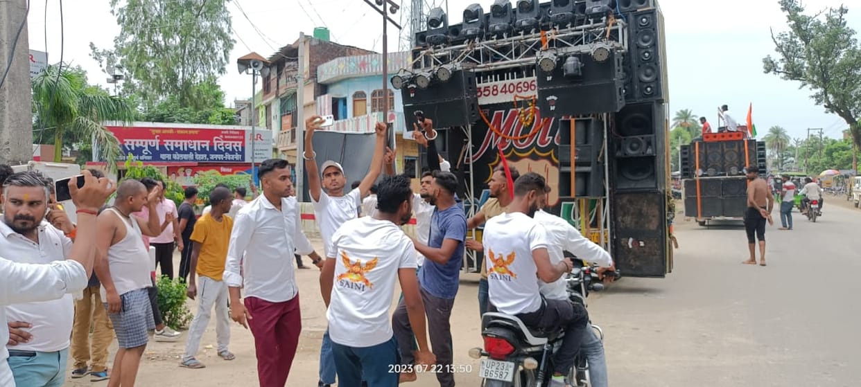 Bijnor: Police stopped high kanwars, kanwariyas created ruckus at the police station, DJ played