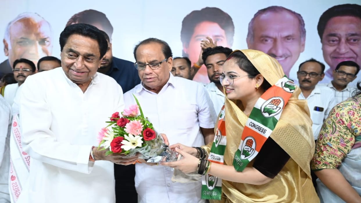 MP Politics Damoh District Panchayat Vice President took Congress membership with husband and supporters