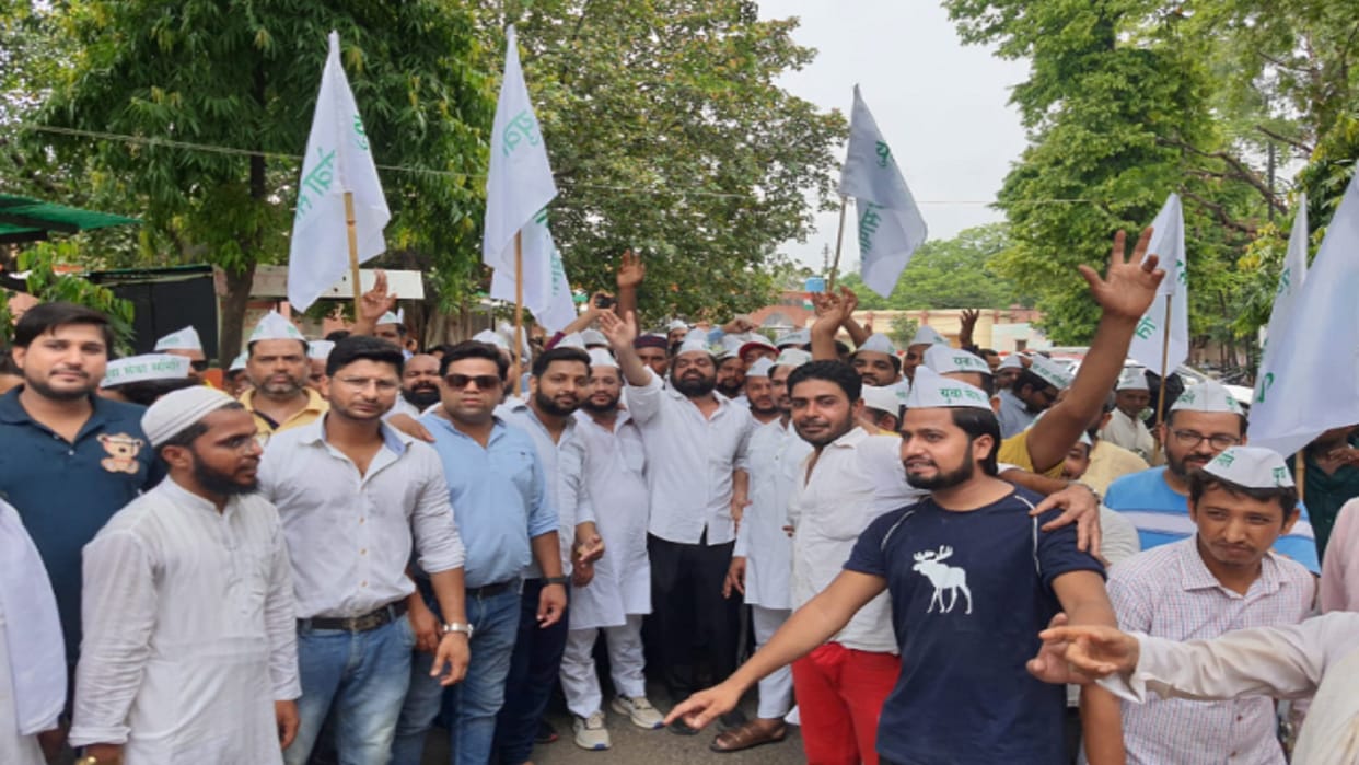 Meerut News: Yuva Seva Samiti created ruckus at the Collectorate regarding the plight of the city