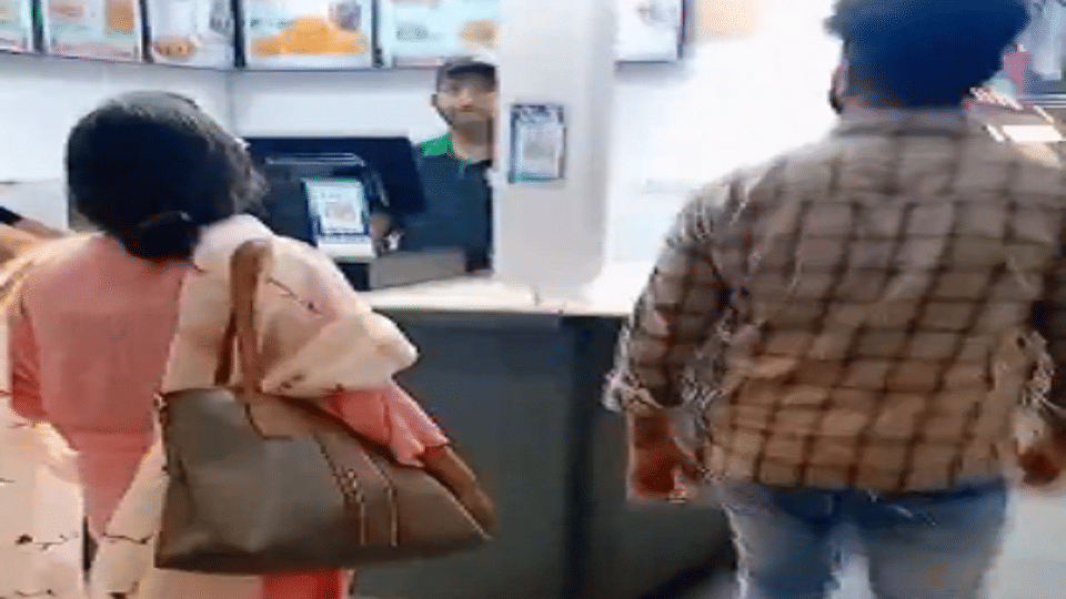 A man caught his wife with her boyfriend in Delhi Metro