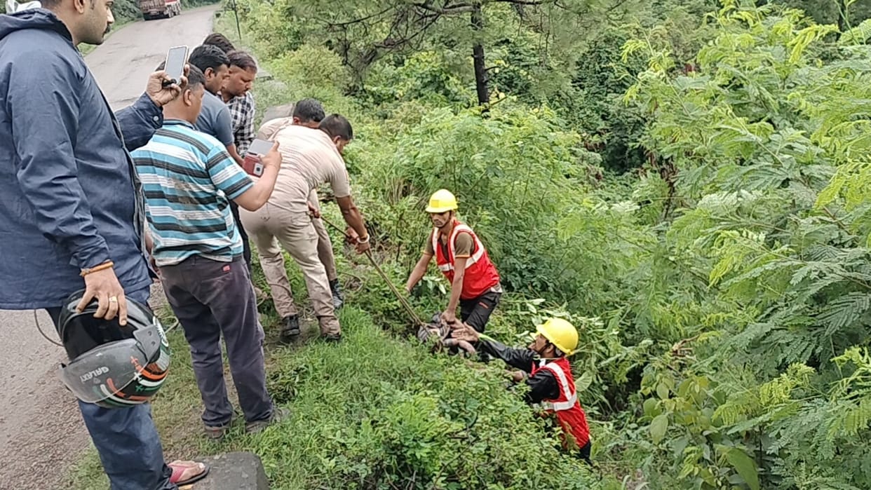 Big road accident in Bilaspur of Himachal car fell into a ditch 500 feet below