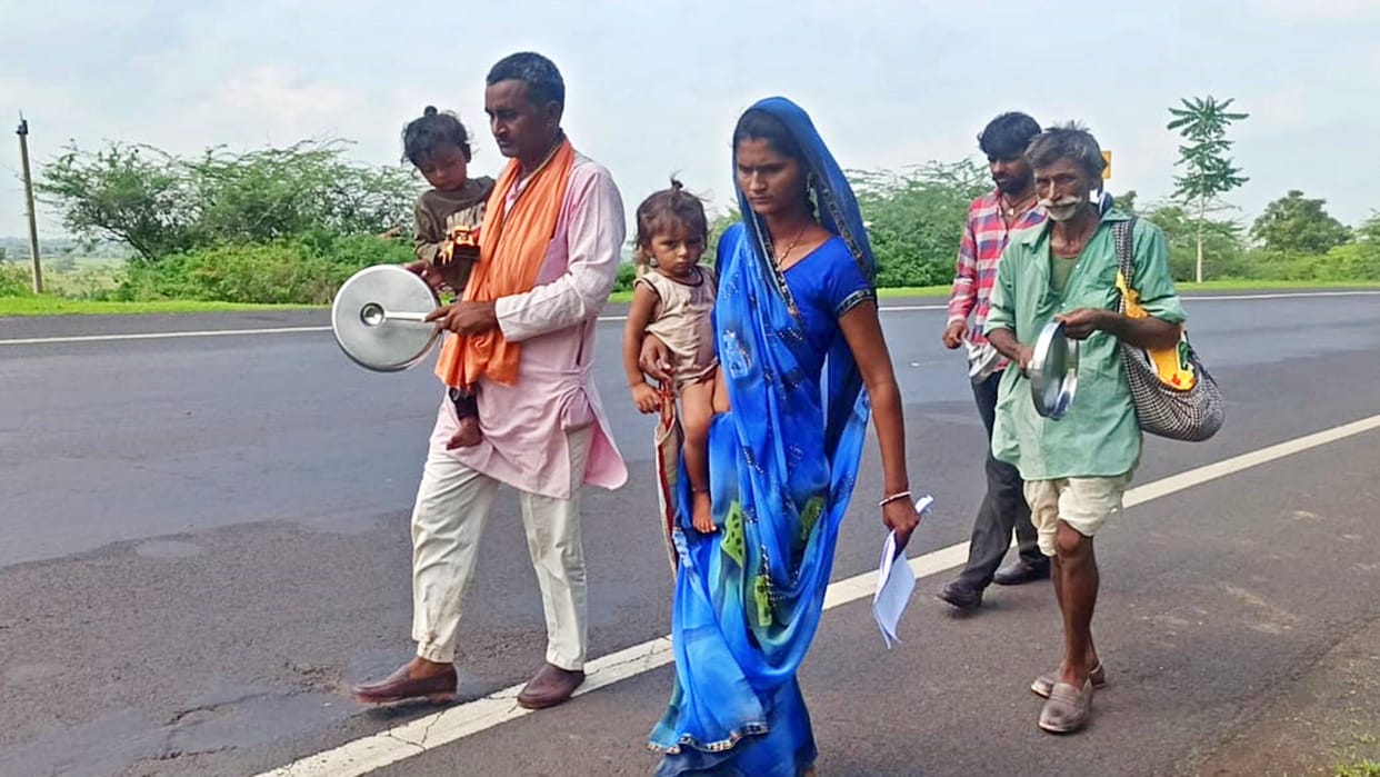 Rajgarh News Family walked 65 km beating the plate for justice